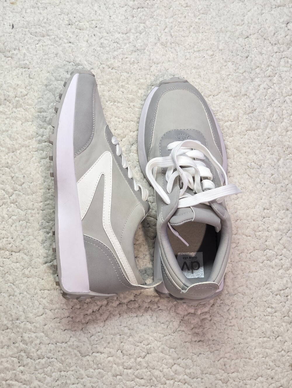 DV Dolce Vita Braiden Women’s Size 8 Retro Jogger Sneakers Gray White Low Top